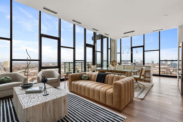 Elegant gestaltetes Wohnzimmer mit moderner Einrichtung in einer Wohnung im Building North Milwaukee Avenue - cloud9-guesty - 1029583 in Chicago, Chicago