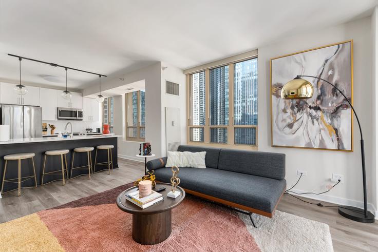 Elegant gestaltetes Wohnzimmer mit moderner Einrichtung in einer Wohnung im Building East Chicago Avenue - cloud9-guesty - 1029590 - CHI in Chicago, Chicago Elegant gestaltetes Wohnzimmer mit moderner Einrichtung in einer Wohnung im Building East Chicago Avenue - cloud9-guesty - 1029590 - CHI in Chicago, Chicago