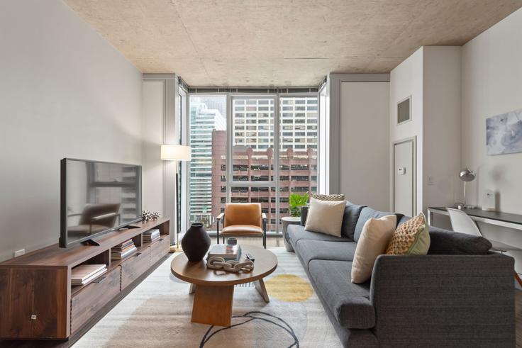 Sala de estar elegantemente projetada com móveis modernos em um apartamento no Building West Lake Street - cloud9-guesty - 1029625 - CHI em Chicago, Chicago Sala de estar elegantemente projetada com móveis modernos em um apartamento no Building West Lake Street - cloud9-guesty - 1029625 - CHI em Chicago, Chicago