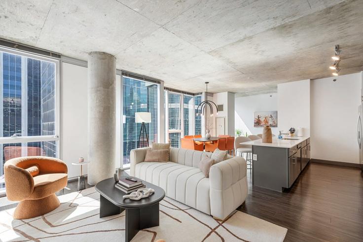 Chicago ChicagoのBuilding West Lake Street - cloud9-guesty - 1029643のアパートメントにある、モダンな家具を備えたエレガントなデザインのリビングルーム Chicago ChicagoのBuilding West Lake Street - cloud9-guesty - 1029643のアパートメントにある、モダンな家具を備えたエレガントなデザインのリビングルーム