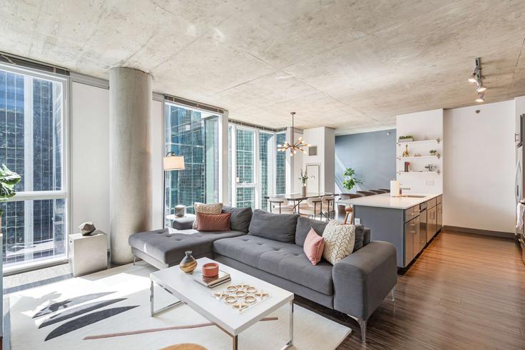 Elegant gestaltetes Wohnzimmer mit moderner Einrichtung in einer Wohnung im Building West Lake Street - cloud9-guesty - 1029613 - CHI in Chicago, Chicago