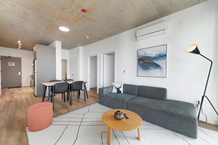 Salle de séjour élégante avec mobilier moderne dans un appartement à Building West Blackhawk Street - cloud9-guesty - 1243853 - CHI à Chicago, Chicago Salle de séjour élégante avec mobilier moderne dans un appartement à Building West Blackhawk Street - cloud9-guesty - 1243853 - CHI à Chicago, Chicago