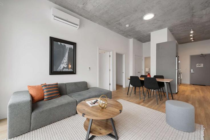 Elegante sala de estar con mobiliario moderno en un apartamento en Building West Blackhawk Street - cloud9-guesty - 1243857 - CHI en Chicago, Chicago Elegante sala de estar con mobiliario moderno en un apartamento en Building West Blackhawk Street - cloud9-guesty - 1243857 - CHI en Chicago, Chicago