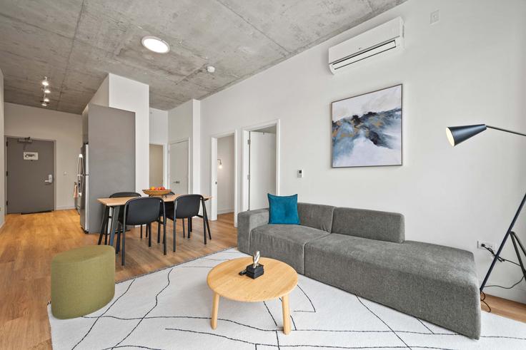 Elegante sala de estar con mobiliario moderno en un apartamento en Building West Blackhawk Street - cloud9-guesty - 1243856 - CHI en Chicago, Chicago Elegante sala de estar con mobiliario moderno en un apartamento en Building West Blackhawk Street - cloud9-guesty - 1243856 - CHI en Chicago, Chicago