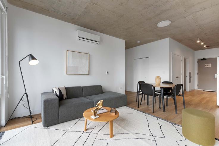 Elegante sala de estar con mobiliario moderno en un apartamento en Building West Blackhawk Street - cloud9-guesty - 1243854 - CHI en Chicago, Chicago Elegante sala de estar con mobiliario moderno en un apartamento en Building West Blackhawk Street - cloud9-guesty - 1243854 - CHI en Chicago, Chicago