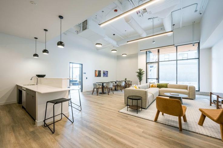 Salle de séjour élégante avec mobilier moderne dans un appartement à Building West Blackhawk Street - cloud9-guesty - 1243858 - CHI à Chicago, Chicago Salle de séjour élégante avec mobilier moderne dans un appartement à Building West Blackhawk Street - cloud9-guesty - 1243858 - CHI à Chicago, Chicago