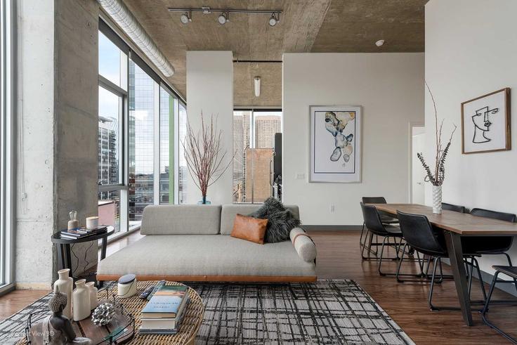 Chicago ChicagoのBuilding West Jackson Boulevard - cloud9-guesty - 1029579のアパートメントにある、モダンな家具を備えたエレガントなデザインのリビングルーム