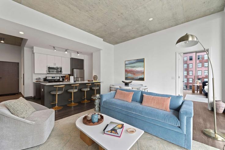 Building North Wabash Avenue - cloud9-guesty - 1268610 - CHI adresindeki bir dairede modern mobilyalarla zarif bir şekilde tasarlanmış oturma odası Chicago, Chicago Building North Wabash Avenue - cloud9-guesty - 1268610 - CHI adresindeki bir dairede modern mobilyalarla zarif bir şekilde tasarlanmış oturma odası Chicago, Chicago