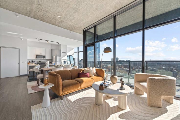 Building North Elizabeth Street - cloud9-guesty - 1029645 adresindeki bir dairede modern mobilyalarla zarif bir şekilde tasarlanmış oturma odası Chicago, Chicago Building North Elizabeth Street - cloud9-guesty - 1029645 adresindeki bir dairede modern mobilyalarla zarif bir şekilde tasarlanmış oturma odası Chicago, Chicago
