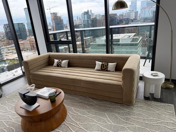 Elegante sala de estar con mobiliario moderno en un apartamento en Building North Elizabeth Street - cloud9-guesty - 1029629 - CHI en Chicago, Chicago