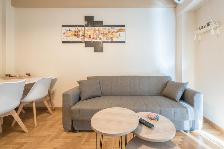 Sala de estar elegantemente projetada com móveis modernos em um apartamento no Building Leoforos Mesogeion - cloudkeys - 1073019 - ATH em Central Athens, Athens