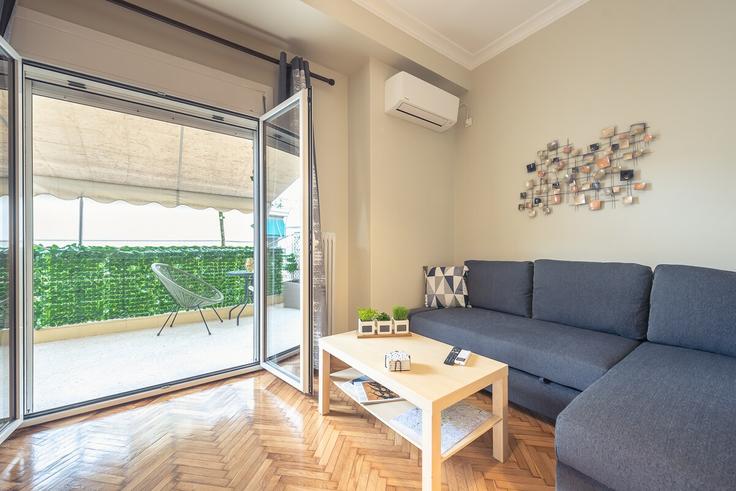 Building Agiou Thoma - cloudkeys - 1072995 - ATH adresindeki bir dairede modern mobilyalarla zarif bir şekilde tasarlanmış oturma odası Central Athens, Athens