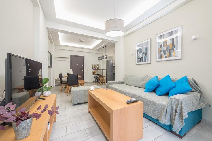 Elegant gestaltetes Wohnzimmer mit moderner Einrichtung in einer Wohnung im Building Kerasountos - cloudkeys - 1073014 - ATH in Central Athens, Athens