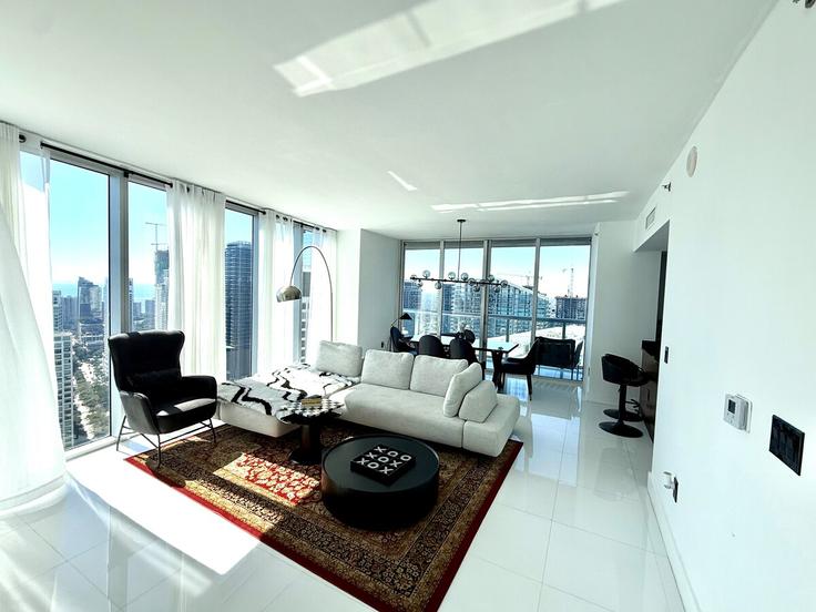 Elegant gestaltetes Wohnzimmer mit moderner Einrichtung in einer Wohnung im Building Brickell Avenue - co-host-vacation-rentals - 1353248 in Miami, Miami