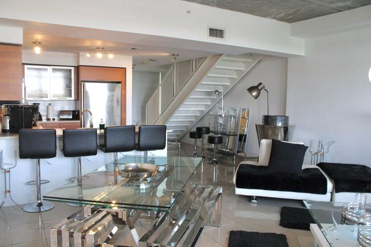 Miami, Miami에 위치한 Building Northeast 34th Street - co-host-vacation-rentals - 1548024 유닛의 세련된 인테리어가 돋보이는 거실 Miami, Miami에 위치한 Building Northeast 34th Street - co-host-vacation-rentals - 1548024 유닛의 세련된 인테리어가 돋보이는 거실