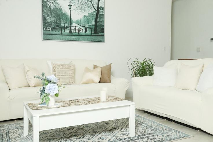 Elegant gestaltetes Wohnzimmer mit moderner Einrichtung in einer Wohnung im Building Southwest 38th Street - co-host-vacation-rentals - 1542204 in Miami, Miami Elegant gestaltetes Wohnzimmer mit moderner Einrichtung in einer Wohnung im Building Southwest 38th Street - co-host-vacation-rentals - 1542204 in Miami, Miami