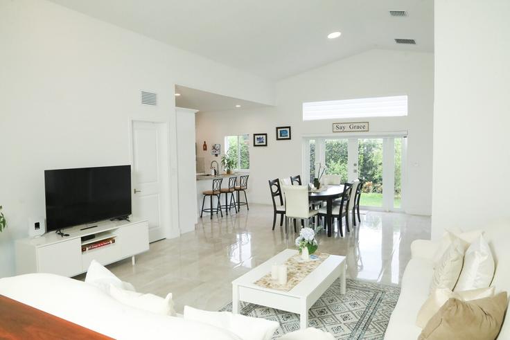 Elegante sala de estar con mobiliario moderno en un apartamento en Building Southwest 38th Street - co-host-vacation-rentals - 1542204 en Miami, Miami Elegante sala de estar con mobiliario moderno en un apartamento en Building Southwest 38th Street - co-host-vacation-rentals - 1542204 en Miami, Miami