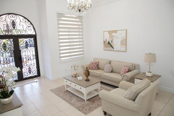 Building Southwest 31st Street - co-host-vacation-rentals - 1521741 adresindeki bir dairede modern mobilyalarla zarif bir şekilde tasarlanmış oturma odası Miami, Miami