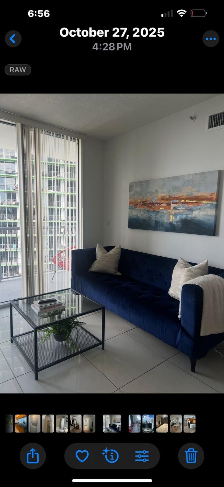 Building North Bayshore Drive - co-host-vacation-rentals - 1424251 adresindeki bir dairede modern mobilyalarla zarif bir şekilde tasarlanmış oturma odası Miami, Miami Building North Bayshore Drive - co-host-vacation-rentals - 1424251 adresindeki bir dairede modern mobilyalarla zarif bir şekilde tasarlanmış oturma odası Miami, Miami