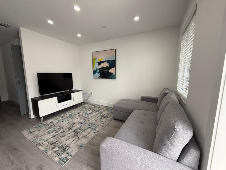 Elegante sala de estar con mobiliario moderno en un apartamento en Building Northwest 7th Street - co-host-vacation-rentals - 1380876 en Miami, Miami