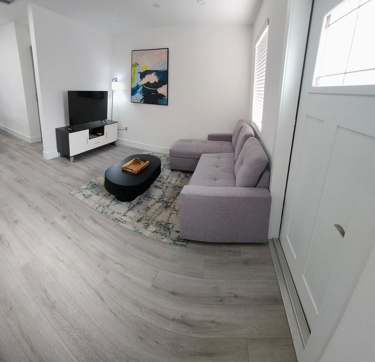 Building Northwest 7th Street - co-host-vacation-rentals - 1380876 adresindeki bir dairede modern mobilyalarla zarif bir şekilde tasarlanmış oturma odası Miami, Miami