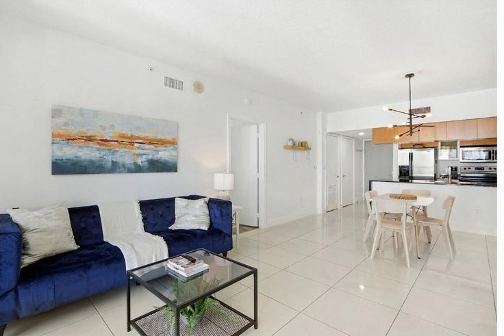 Miami MiamiのBuilding North Bayshore Drive - co-host-vacation-rentals - 1424251のアパートメントにある、モダンな家具を備えたエレガントなデザインのリビングルーム Miami MiamiのBuilding North Bayshore Drive - co-host-vacation-rentals - 1424251のアパートメントにある、モダンな家具を備えたエレガントなデザインのリビングルーム