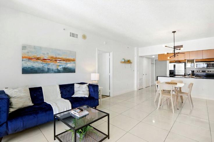Miami, Miami에 위치한 Building North Bayshore Drive - co-host-vacation-rentals - 1424251 유닛의 세련된 인테리어가 돋보이는 거실