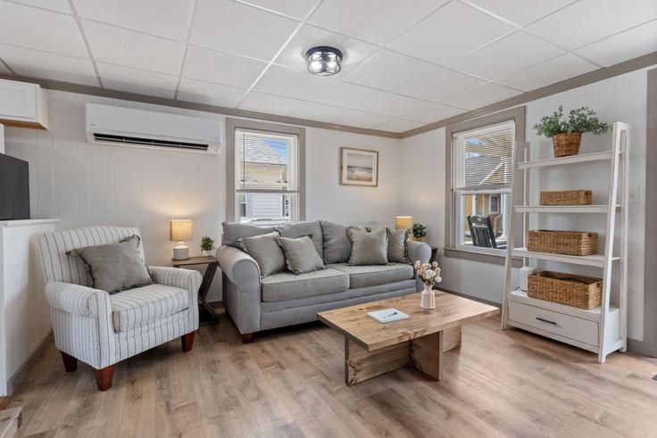 Salle de séjour élégante avec mobilier moderne dans un appartement à Building Island Path - coast-to-creek-rentals - 1312405 - BOS à Hampton, Hampton