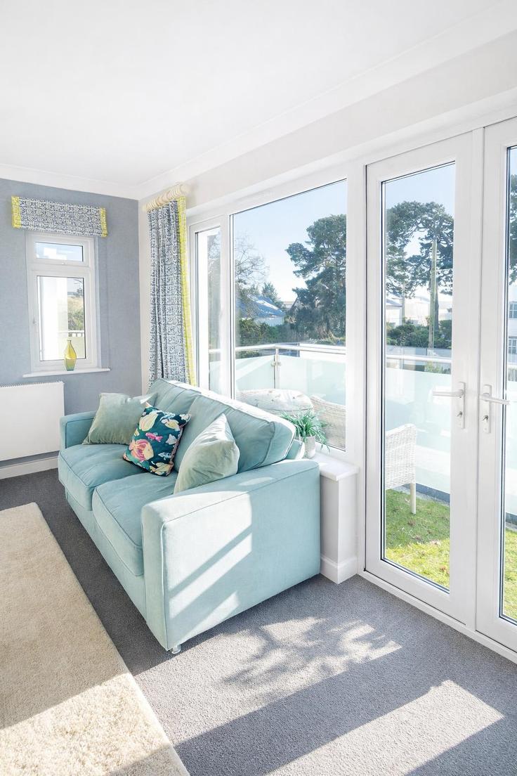 Sala de estar elegantemente projetada com móveis modernos em um apartamento no Building Brownsea Road - coastalkeyletsproperty - 1572320 em Poole, Poole