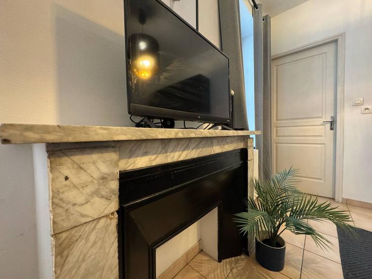 Elegant gestaltetes Wohnzimmer mit moderner Einrichtung in einer Wohnung im Building Rue Bonnefoi - cocon-agency - 1364667 in 3rd arrondissement, Lyon