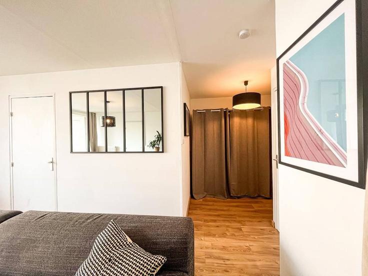 Elegant gestaltetes Wohnzimmer mit moderner Einrichtung in einer Wohnung im Building Rue de la Baïsse - cocon-agency - 1364668 in Villeurbanne, Villeurbanne Elegant gestaltetes Wohnzimmer mit moderner Einrichtung in einer Wohnung im Building Rue de la Baïsse - cocon-agency - 1364668 in Villeurbanne, Villeurbanne