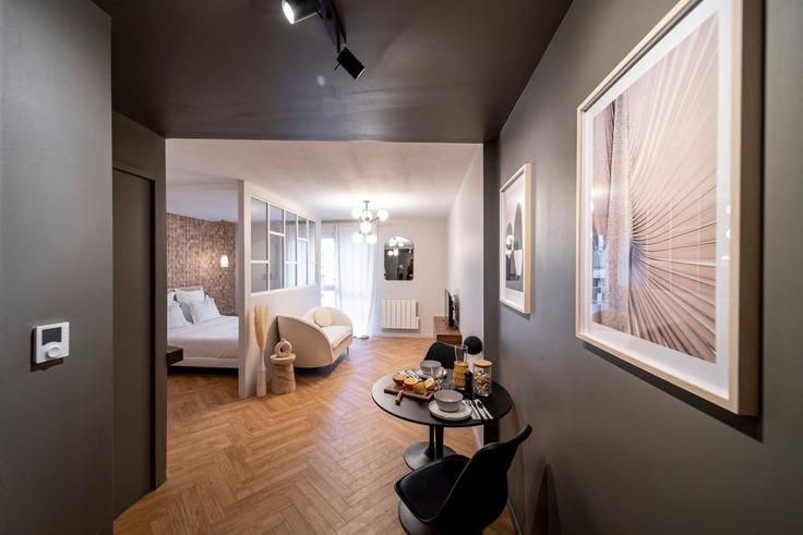 Sala de estar elegantemente projetada com móveis modernos em um apartamento no Building Rue Léon Blum - cocon-agency - 1364725 em Villeurbanne, Villeurbanne Sala de estar elegantemente projetada com móveis modernos em um apartamento no Building Rue Léon Blum - cocon-agency - 1364725 em Villeurbanne, Villeurbanne