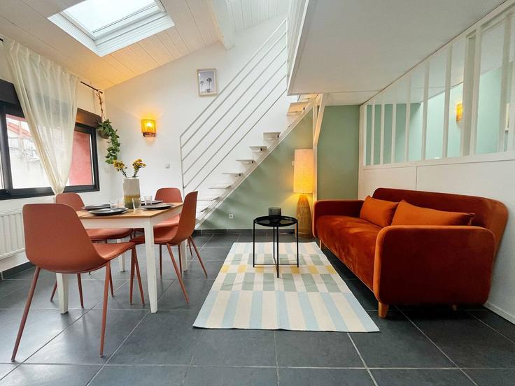 Elegant gestaltetes Wohnzimmer mit moderner Einrichtung in einer Wohnung im Building Rue Anatole France - cocon-agency - 1364742 in Villeurbanne, Villeurbanne Elegant gestaltetes Wohnzimmer mit moderner Einrichtung in einer Wohnung im Building Rue Anatole France - cocon-agency - 1364742 in Villeurbanne, Villeurbanne