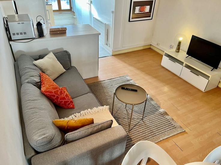 Building Rue Léon Blum - cocon-agency - 1364739 adresindeki bir dairede modern mobilyalarla zarif bir şekilde tasarlanmış oturma odası Villeurbanne, Villeurbanne Building Rue Léon Blum - cocon-agency - 1364739 adresindeki bir dairede modern mobilyalarla zarif bir şekilde tasarlanmış oturma odası Villeurbanne, Villeurbanne