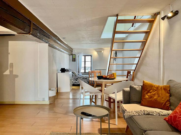 Villeurbanne, Villeurbanne에 위치한 Building Rue Léon Blum - cocon-agency - 1364739 유닛의 세련된 인테리어가 돋보이는 거실 Villeurbanne, Villeurbanne에 위치한 Building Rue Léon Blum - cocon-agency - 1364739 유닛의 세련된 인테리어가 돋보이는 거실