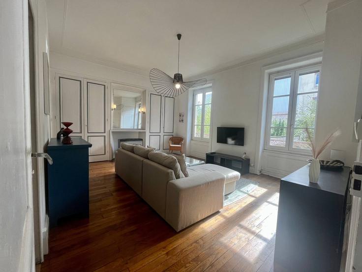 9th arrondissement, Lyon에 위치한 Building Avenue du 25ème Régiment de Tirailleurs Sénégalais - cocon-agency - 1364669 아파트의 세련된 인테리어가 돋보이는 거실 9th arrondissement, Lyon에 위치한 Building Avenue du 25ème Régiment de Tirailleurs Sénégalais - cocon-agency - 1364669 아파트의 세련된 인테리어가 돋보이는 거실