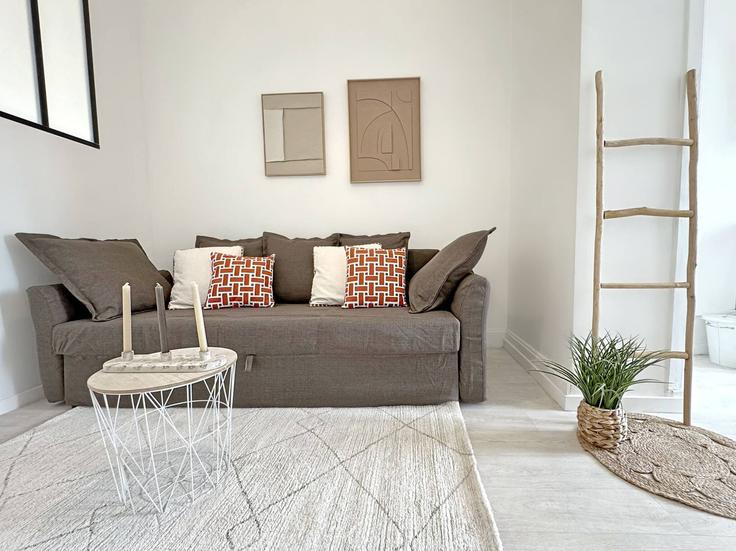 Elegant gestaltetes Wohnzimmer mit moderner Einrichtung in einer Wohnung im Building Rue Faillebin - cocon-agency - 1364750 in Villeurbanne, Villeurbanne Elegant gestaltetes Wohnzimmer mit moderner Einrichtung in einer Wohnung im Building Rue Faillebin - cocon-agency - 1364750 in Villeurbanne, Villeurbanne