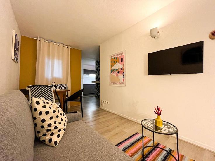 Elegante sala de estar con mobiliario moderno en un apartamento en Building Rue Jules Vallès - cocon-agency - 1364660 en Villeurbanne, Villeurbanne Elegante sala de estar con mobiliario moderno en un apartamento en Building Rue Jules Vallès - cocon-agency - 1364660 en Villeurbanne, Villeurbanne