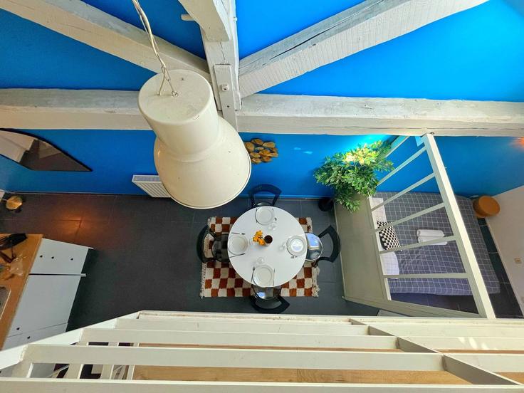 Mesa de comedor con elegantes sillas en un apartamento en Building Rue Anatole France - cocon-agency - 1364736 en Villeurbanne, Villeurbanne Mesa de comedor con elegantes sillas en un apartamento en Building Rue Anatole France - cocon-agency - 1364736 en Villeurbanne, Villeurbanne