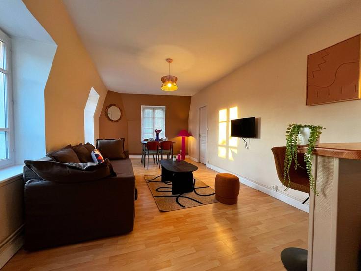 Elegant gestaltetes Wohnzimmer mit moderner Einrichtung in einer Wohnung im Building Rue Laporte - cocon-agency - 1364756 in 9th arrondissement, Lyon Elegant gestaltetes Wohnzimmer mit moderner Einrichtung in einer Wohnung im Building Rue Laporte - cocon-agency - 1364756 in 9th arrondissement, Lyon