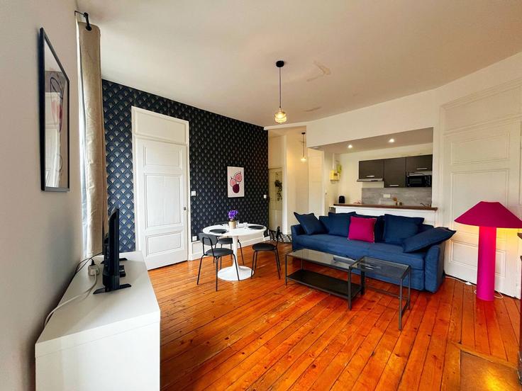 Elegant gestaltetes Wohnzimmer mit moderner Einrichtung in einer Wohnung im Building Rue Laporte - cocon-agency - 1364754 in 9th arrondissement, Lyon Elegant gestaltetes Wohnzimmer mit moderner Einrichtung in einer Wohnung im Building Rue Laporte - cocon-agency - 1364754 in 9th arrondissement, Lyon