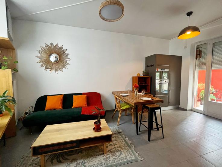 Elegant gestaltetes Wohnzimmer mit moderner Einrichtung in einer Wohnung im Building Cours Docteur Jean Damidot - cocon-agency - 1364743 in Villeurbanne, Villeurbanne Elegant gestaltetes Wohnzimmer mit moderner Einrichtung in einer Wohnung im Building Cours Docteur Jean Damidot - cocon-agency - 1364743 in Villeurbanne, Villeurbanne