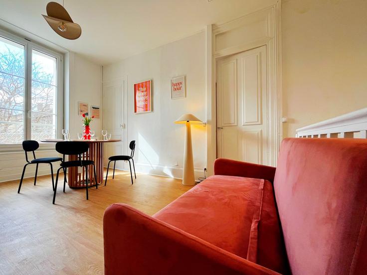 Saint-Fons Saint-FonsのBuilding Rue François Vincent Raspail - cocon-agency - 1364758のアパートメントにある、モダンな家具を備えたエレガントなデザインのリビングルーム