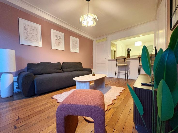 Sala de estar elegantemente projetada com móveis modernos em um apartamento no Building Rue Mercière - cocon-agency - 1364768 em 2nd arrondissement, Lyon Sala de estar elegantemente projetada com móveis modernos em um apartamento no Building Rue Mercière - cocon-agency - 1364768 em 2nd arrondissement, Lyon