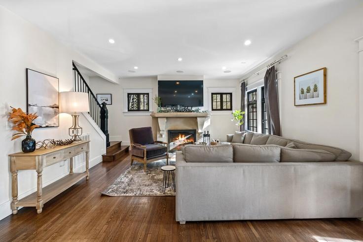 Fayetteville FayettevilleのBuilding East Dickson Street - cohovaproperties - 1221823 - USAのアパートメントにある、モダンな家具を備えたエレガントなデザインのリビングルーム