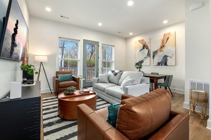 Building South Hill Avenue - cohovaproperties - 1221863 adresindeki bir dairede modern mobilyalarla zarif bir şekilde tasarlanmış oturma odası Fayetteville, Fayetteville