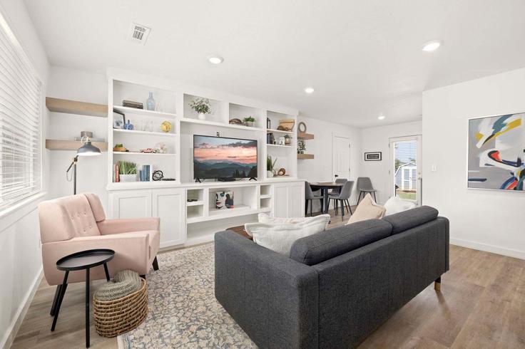 Bentonville, Bentonville에 위치한 Building Southwest 2nd Street - cohovaproperties - 1302335 - USA 아파트의 세련된 인테리어가 돋보이는 거실