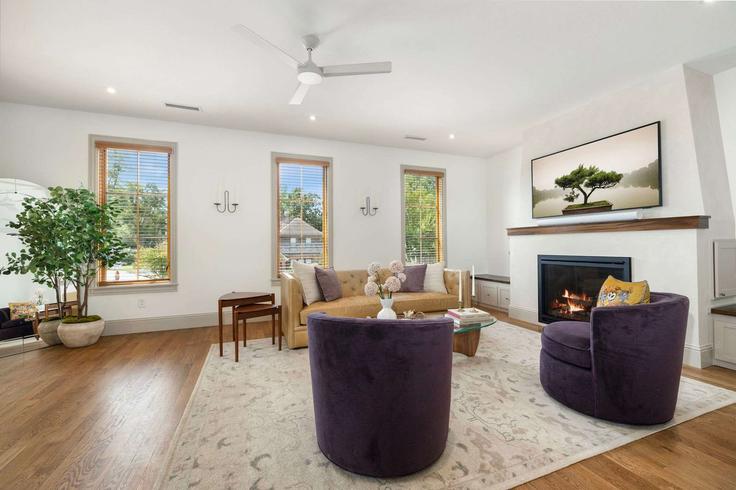 Bentonville, Bentonville에 위치한 Building Northwest B Street - cohovaproperties - 1303242 아파트의 세련된 인테리어가 돋보이는 거실