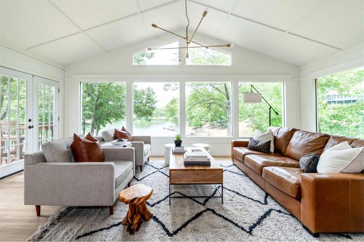 Elegante sala de estar con mobiliario moderno en un apartamento en Building Swanage Drive - cohovaproperties - 1312102 - USA en Bella Vista, Bella Vista