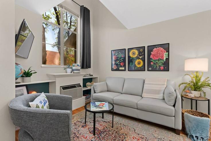 Sala de estar elegantemente projetada com móveis modernos em um apartamento no Building South Gregg Avenue - cohovaproperties - 1332373 em Fayetteville, Fayetteville Sala de estar elegantemente projetada com móveis modernos em um apartamento no Building South Gregg Avenue - cohovaproperties - 1332373 em Fayetteville, Fayetteville